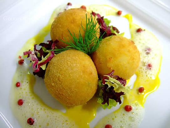 Albóndigas de arroz fritas en salsa al cúrcuma