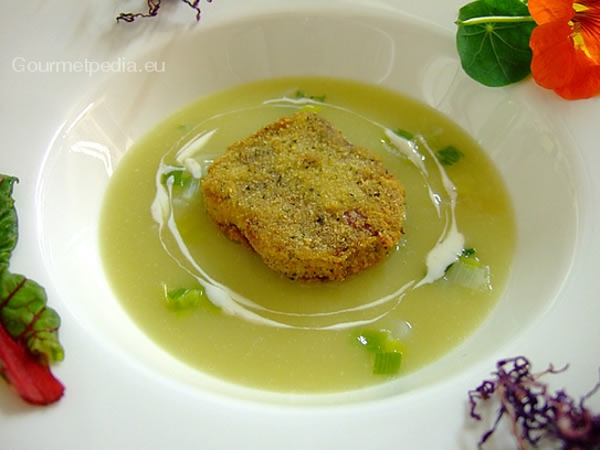 Potage crème aux poireaux et pommes de terre avec langue de veau frit