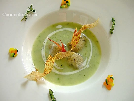 Potage crème aux herbes fraîches avec quenelles de cèpes