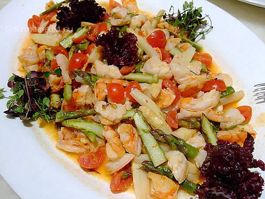 Salade de gambas mariné aux asperges et tomates cerises