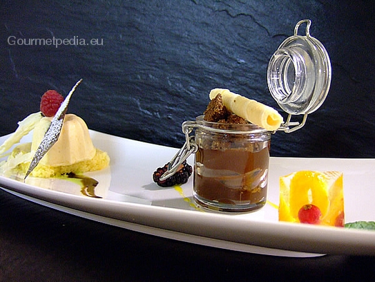 Parfait à la vanille au biskuit à la noix de coco, la mousse au chocolat et aux macarons et gelée de fruits