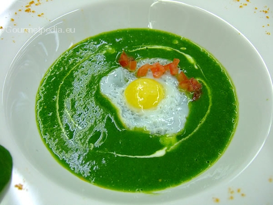 Potage crème d'epinards et curcuma avec uf de caille poêlé