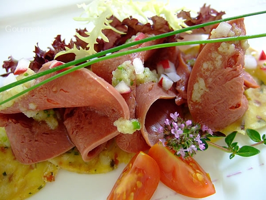 Langue écarlate sur carpaccio de boulettes à la vinaigrette avec radis roses