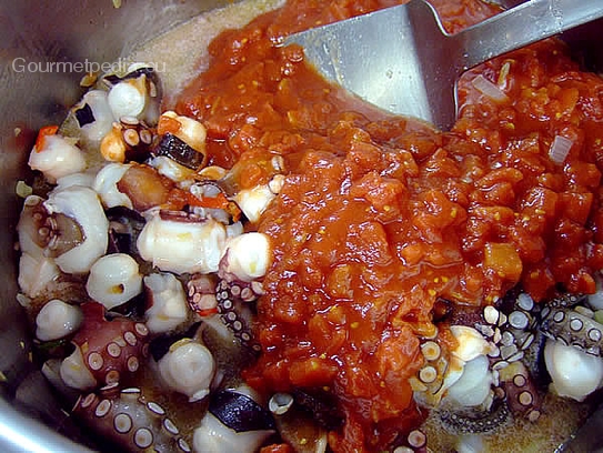 Pelati-Tomaten aus der Dose dem Octopus beigeben, mit etwas Gewürzen leicht abschmecken