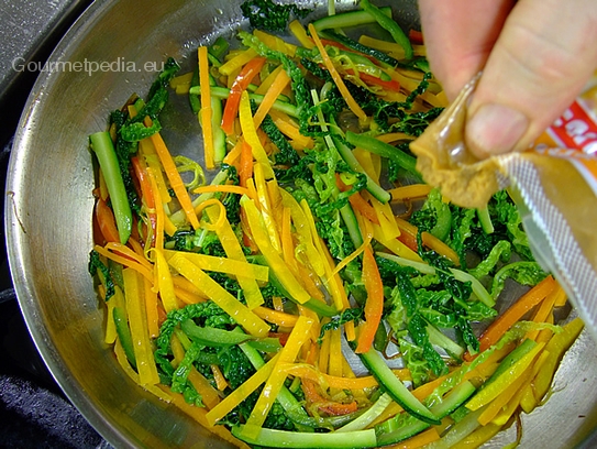 Den Lauch mit den Garnelenwürfeln, Tomatenwürfeln und Gewürzen vermischen