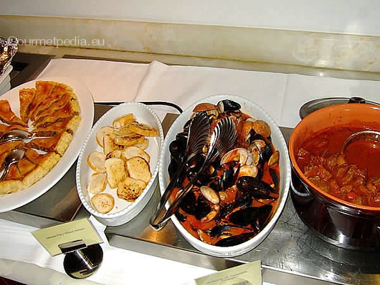 Pörkölt – Hungarian goulash, Ameijoas na Cataplana – Portuguese clam stew with garlic bread