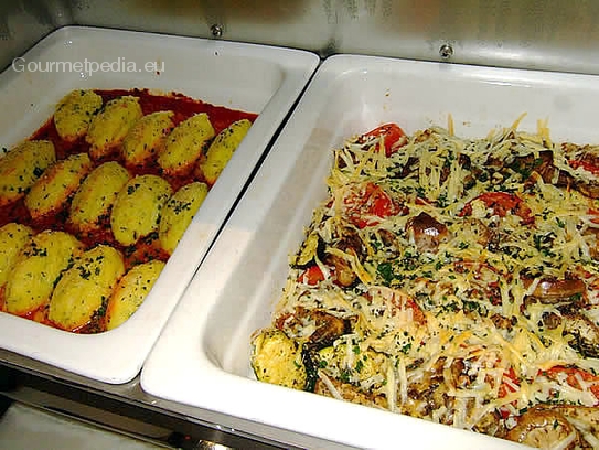 Verduras con tomillo, orégano  y queso de oveja al gratén, ñoquis de sémola y hierbas al gratén