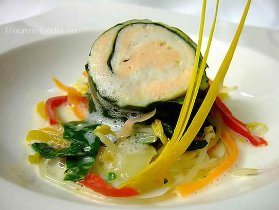 Rollito de salmón y platija en nido de acelgas sobre verduras salteadas de brotes de soja en salsa de citronela