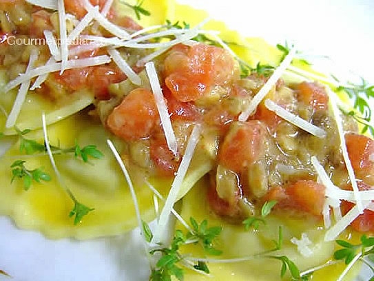 Raviolis de robellones con concassea de tomate y boletos salteados