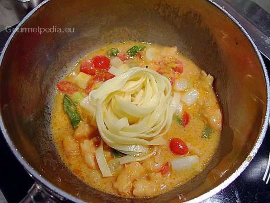 Tagliatelle in bisque di gamberoni con asparagi, basilico e pomodorini