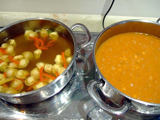 Consomme di pollame con verdura julienne e tortellinis, pasta e fagioli con maccheroncini