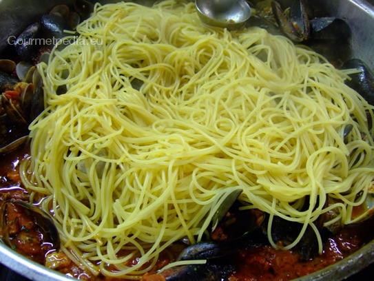 Die Spaghetti Al Dente kochen und in die Sauce geben