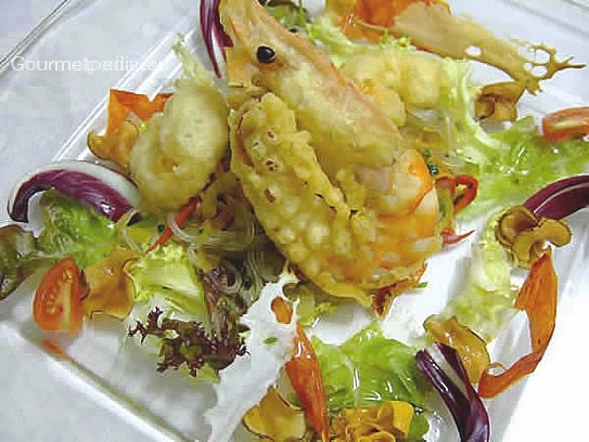 Gambas rouges en pâte 'tempura' à frire aux vermicelles chinois et aux salades