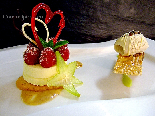 Sablé au crème à la vanille, framboises fraîches et la glace aux noisette