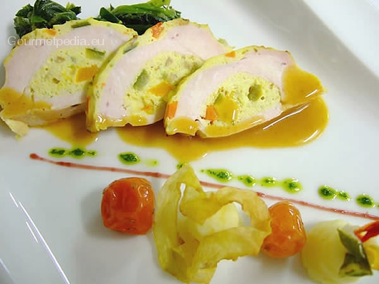 Pechuga de pollo rellena en costra de requesón y de verduras