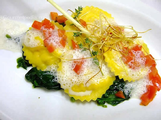 Ravioli di capesante su spinaci freschi e salsa alla citronella