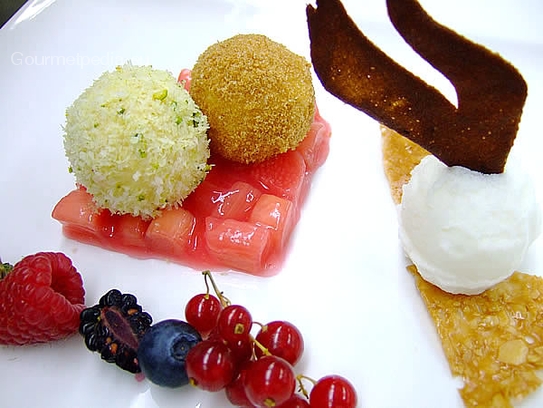 Albóndigas de queso en nido de pistachos y canela en ragout de ruibarbo y helado de limón y de jengibre