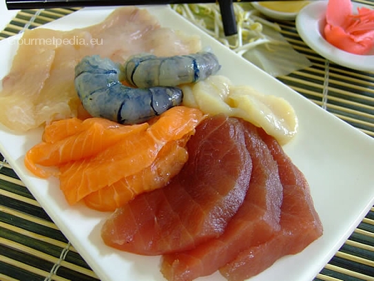 Sashimi serviert mit eingelegten Ingwer, Sojasauce und Wasabipaste