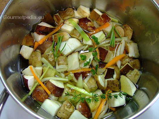 Das Gemüse mit den Gewürzen in den Sud geben, einige Minuten kochen und die Steinpilzwürfel dazu geben