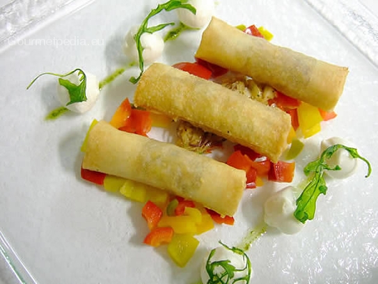 Crispy spring rolls stuffed with spicy cabbage and mozzarelline on sautéed peppers