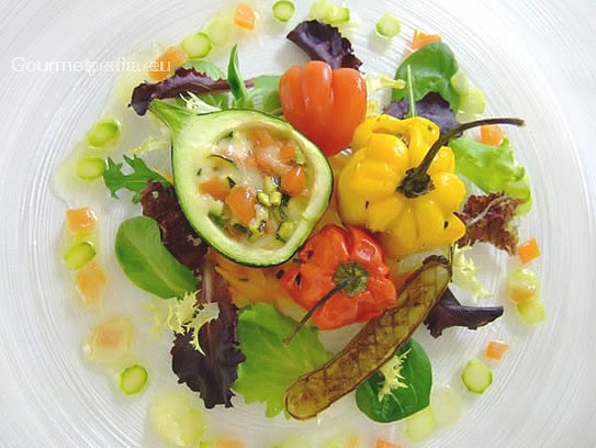 Zucchini e peperoni ripieni su insalatina marinata con vinaigrette ai asparagi
