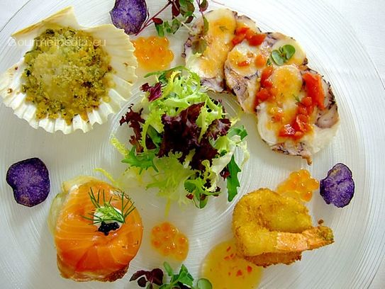 Zarzuela de pescado con ensalada marinada y caviar de salmón