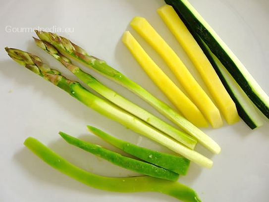 Gemüse für die Füllung wie Gurken, Spargel, Avocado und Mango waschen, putzen und schneiden