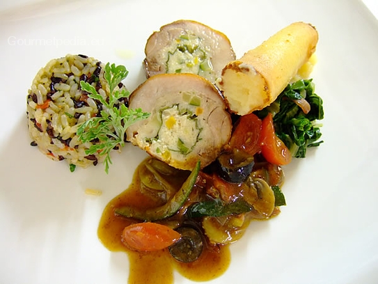 Râble de lapin farcie à la sauce chausseur avec timbale de riz