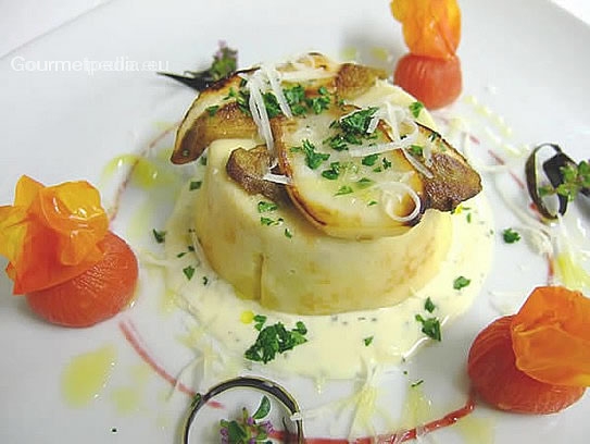 Flan aux cèpes à la crème aux herbes aromatiques avec cèpes grillés