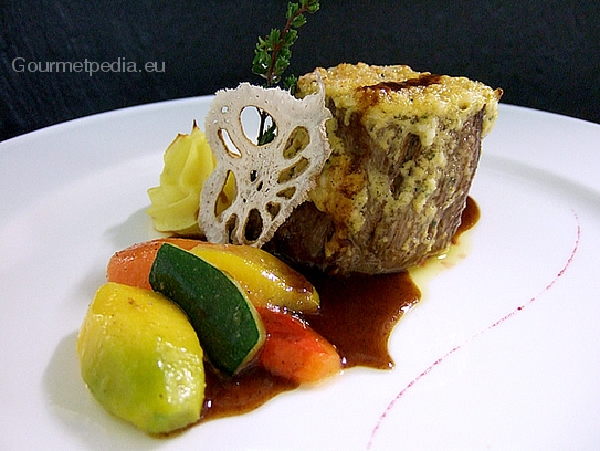 Medaglione di cervo cottura media, gratinato alla salsa bearnese con jus al porto e verdura tournita