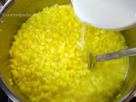 Mit der in Wasser aufgelösten Speisestärke den Saft der Ananas leicht binden