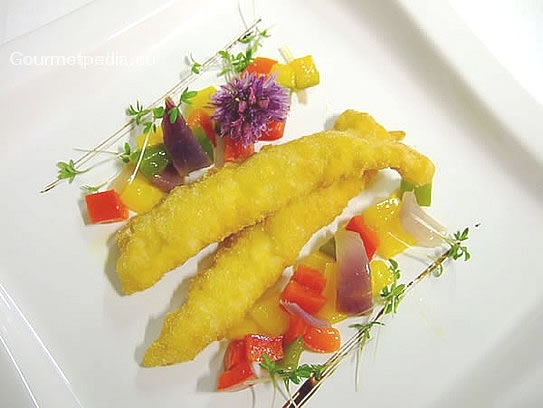 Filetes de lenguado fritos con verduras de pimientos