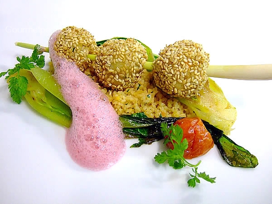 Brochettes de citronnelle avec de fricadelles de lotte épicée en manteau de sesame dans couscous de lègumes et Pak-Choi