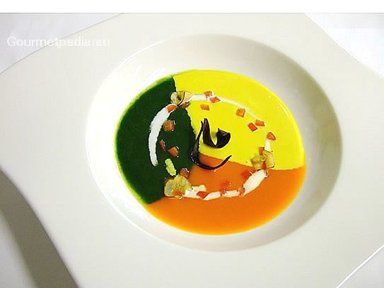 Harlequin cream soup of spinach, peppers and turmeric