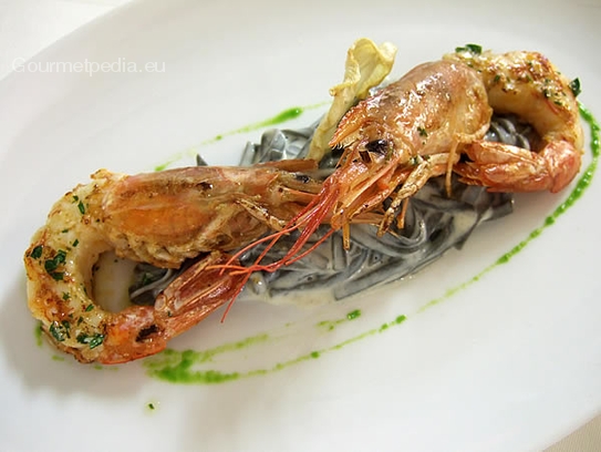 Tagliatelles noires à la citronnelle avec gambas grillés