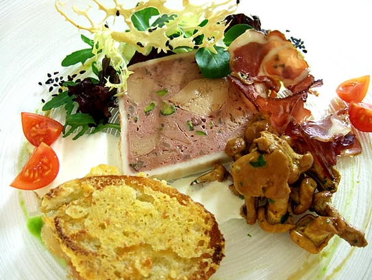 Terrine de foie de canard avec girolles e marinade et jambon d'agneau