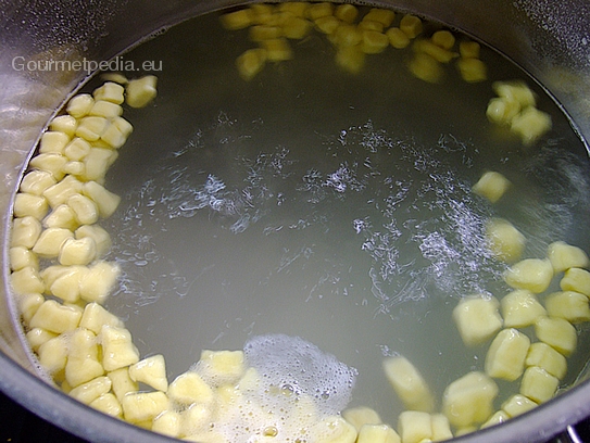 Die Kartoffelnocken in reichlich Salzwasser kochen bis sie an die Wasseroberfläche aufschwimmen