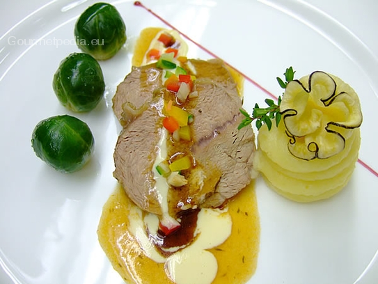 Épaule de veau braisée au vin blanc, choux de Bruxelles avec purée de pommes de terre