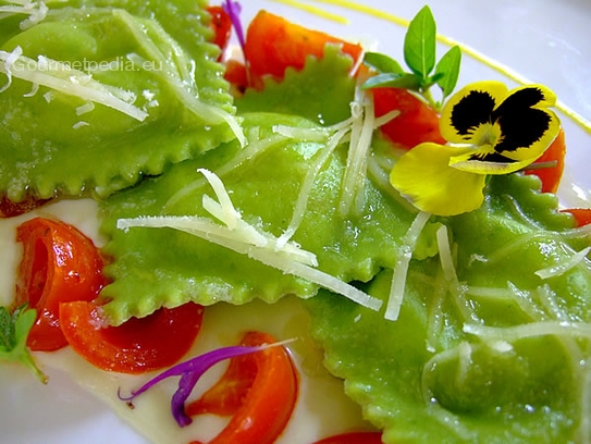 Ravioli verdi ai spinaci e mascarpone su salsa al formaggio