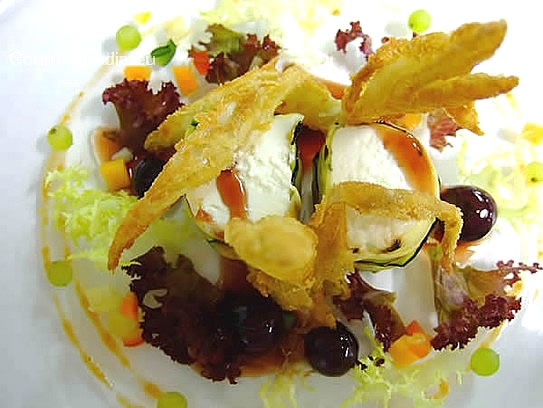 Ziegenkäseröllchen im Zucchinimantel mit Trauben und gebackenen Chiccorée