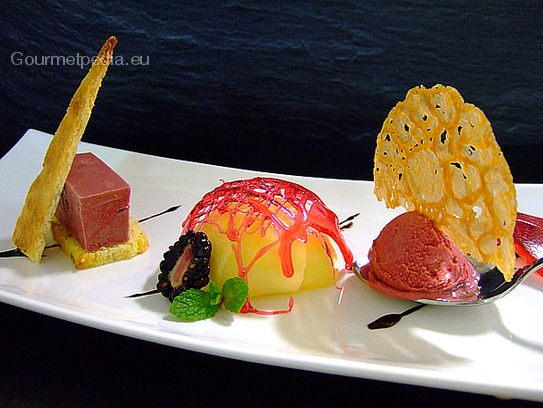 Sablé au parfait au myrtille, mousse au mangue et glace au fruits de bois