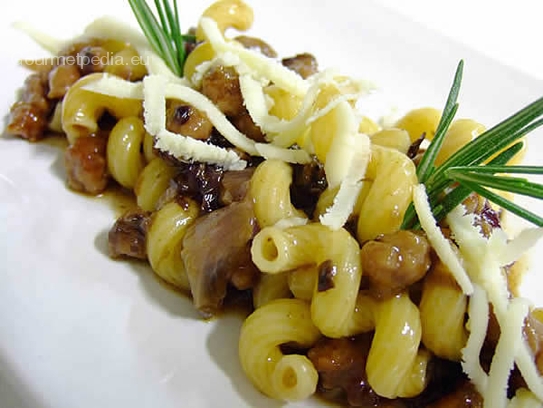 Cavatappi (pasta) con achicoria y salchichas en jugo de carne