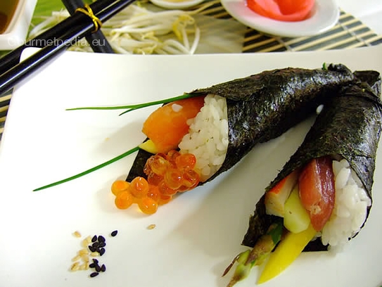 Temaki-Sushi serviert mit eingelegten Ingwer, Sojasauce und Wasabipaste