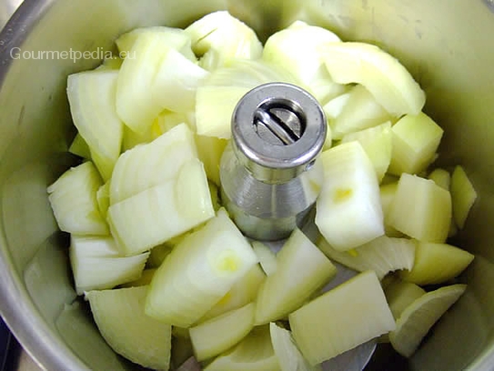 Die Zwiebel schälen, in Würfel schneiden und in den Cutter einfüllen