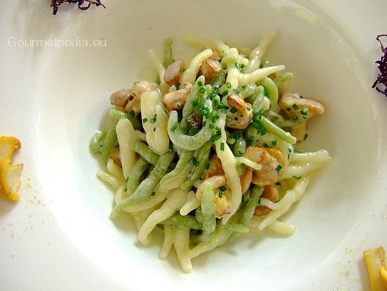 Strigoli (pasta) con rebozuelos en salsa de crema con cebollino