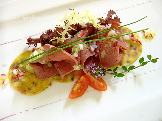 Langue écarlate sur carpaccio de boulettes à la vinaigrette avec radis roses