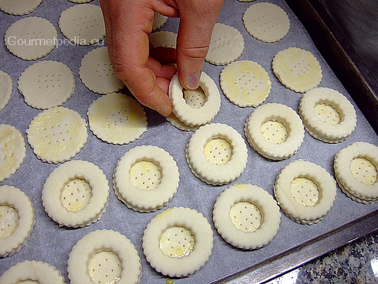 Den Blätterteigkranz auf jeden einzelnen Boden setzen und leicht andrücken