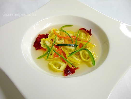 Consommé of poultry with tortellini