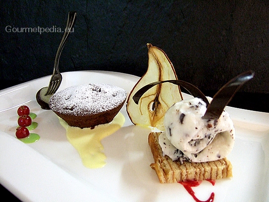 Tartelette tiède aux poires et chocolat avec la sauce à la vanille, glace „Stracciatella“