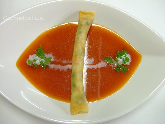 Cream of tomato soup with spring roll of vegetables aromatized with basil